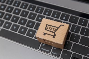 Dizüstü bilgisayar ve küçük araba beyaz arka plan üzerinde. Internet alışveriş kavramı