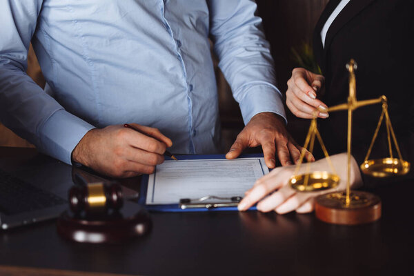 Бизнес - встреча в офисе, адвокаты или адвокаты обсуждают документ или договор
