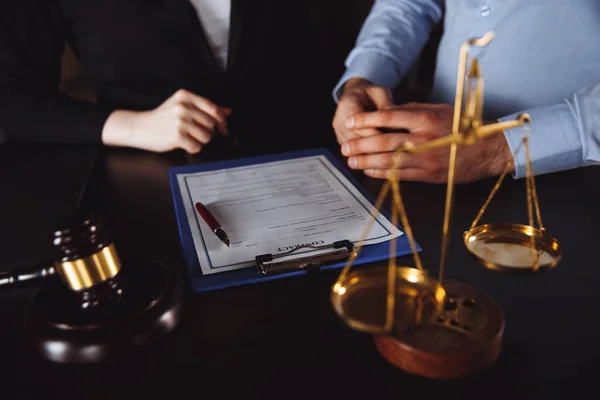 Geschäftsmann und männlicher Anwalt oder Richter beraten sich bei Teamtreffen mit Mandanten, Rechts- und Rechtsdienstleistungskonzept. — Stockfoto