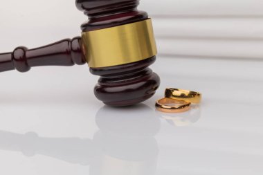 Boşanma sözleşmesi olan ve masasında yüzük olan bir çift. Boşanma