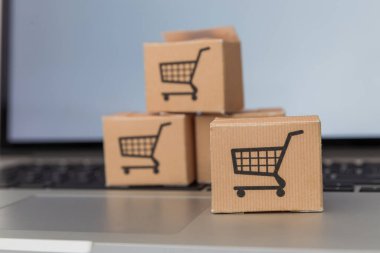 Dizüstü bilgisayar ve küçük araba beyaz arka plan üzerinde. Internet alışveriş kavramı