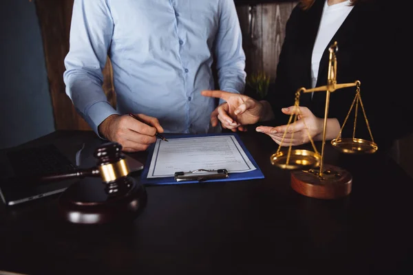 Geschäftsmann und männlicher Anwalt oder Richter beraten sich bei Teamtreffen mit Mandanten, Rechts- und Rechtsdienstleistungskonzept. — Stockfoto