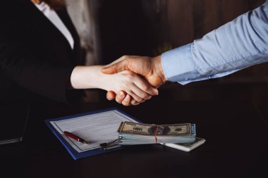 Adam yüz dolarlık banknotlar teklif ediyor. Eller yukarı. Satış, rüşvet, yolsuzluk konsepti. El çabukluğu, Amerikan Doları veya Amerikan Doları. İş adamından el ile para almak.