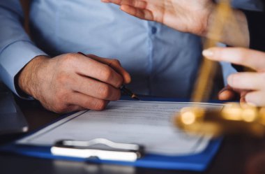 Karı-koca, boşanma, boşanma, fesih, iptal, yasal boşanma belgeleri, boşanma evrakları ya da avukatın hazırladığı evlilik öncesi anlaşma. Evlilik yüzüğü.