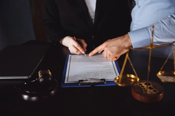 Negocio - reunión en una oficina, abogados o abogados discutiendo un documento o contrato — Foto de Stock