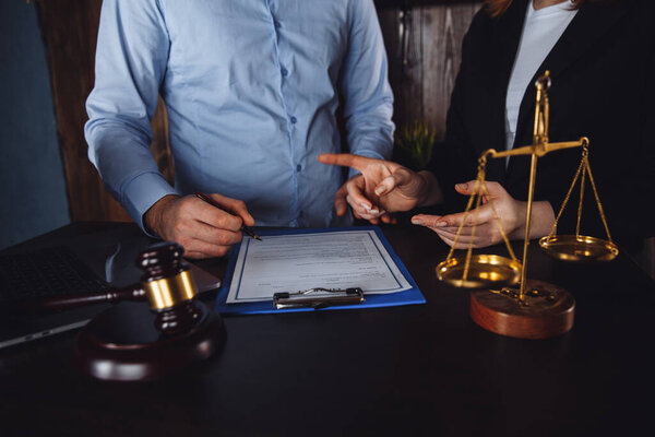 Руки жены, мужа, подписывающего указ о разводе, расторжении брака, расторжении брака, документы о разводе, подаче документов о разводе или брачном договоре, подготовленном адвокатом. Обручальное кольцо