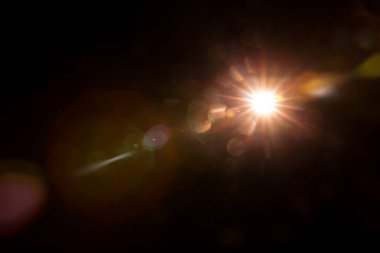 Siyahta soyut Doğal Güneş parlaması