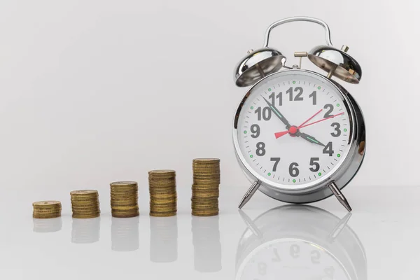 Concept de coût d'opportunité le temps est horloge d'argent et des pièces sur la table en bois — Photo