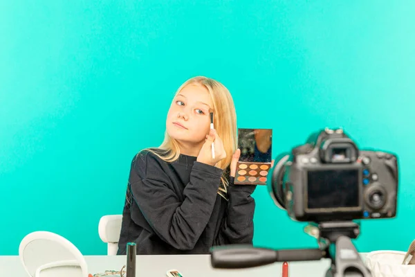 예쁜 소녀 블로거. 카메라에 포즈를 취하고 vlog 를 만드는 금발의 십 대 청소년. — 스톡 사진