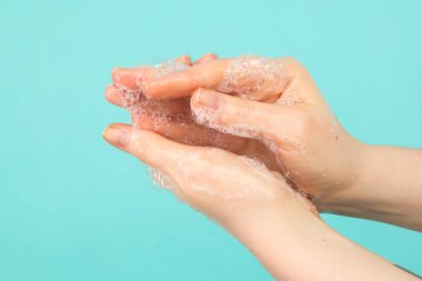 Koronavirüsü önleme. El yıkayan kişiye yakın çekim izole edilmiş. Temizlik ve vücut bakımı kavramı