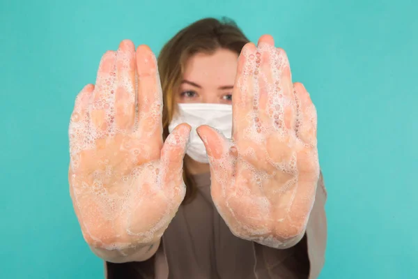 Профилактика коронавируса. Крупный план человека, моющего руки изолирован. Концепция чистоты и ухода за телом — стоковое фото