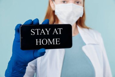 Karantina ve uyarı, dikkat, salgın alarmı mobil ve akıllı saat cihazları. Coronavirus COVID-19 'un yayılmasını önlemek için evde kal. Küresel Covid salgını - 19 önleme