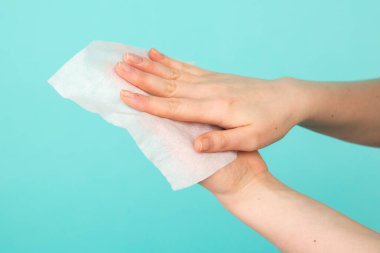 Hijyen konsepti. Kadın eli sabun ve dezenfektanda yakın plan fotoğrafı..