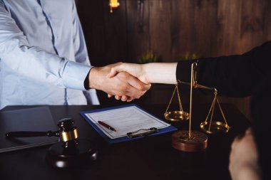 İş adamı, ortak avukatları veya avukatlarıyla anlaşma yapmak için el sıkışıyor.