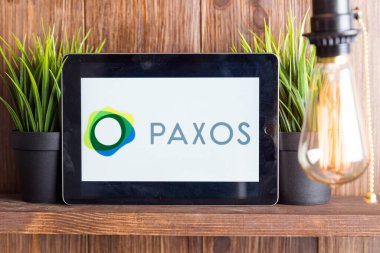 Tula Rusya 16.01.20 Paxos tablet bilgisayar ekranında izole.