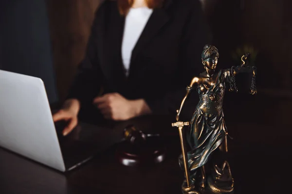 Oficina de abogados. Estatua de Justicia con escalas y abogado trabajando en una laptop. Derecho jurídico, asesoramiento y concepto de justicia . —  Fotos de Stock