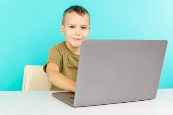 Konsep belajar di rumah online. Boy duduk dengan komputer dan melakukan pekerjaan rumah. — Stok Foto