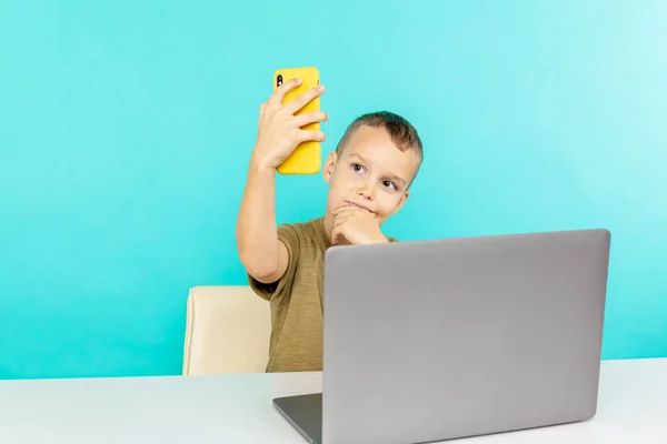 Il ragazzo che fa foto al telefono per mandarla ai suoi amici. Quarantena in casa isolata . — Foto Stock