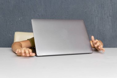 Karantina zamanında bilgisayarda oturup ders çalışan üzgün bir çocuk..