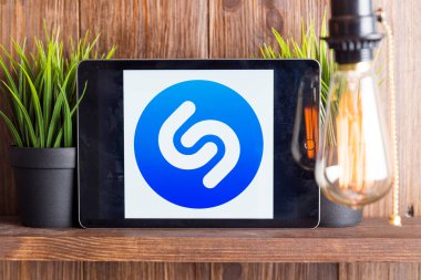 Tula Rusya 16.01.20 shazam tablet bilgisayar ekranında izole.