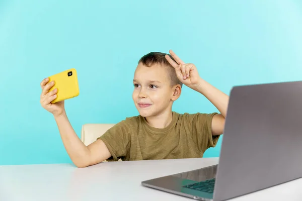 Garçon mignon sur l'enseignement à distance. Enfant utilisant une connexion vidéo pour parler à quelqu'un en ligne . — Photo