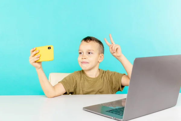 Rapaz giro no ensino à distância. Criança usando conexão de vídeo para falar com alguém online . — Fotografia de Stock