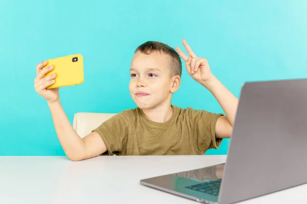 Un ragazzo carino che impara a distanza. Ragazzo che usa la connessione video per parlare con qualcuno online . — Foto Stock