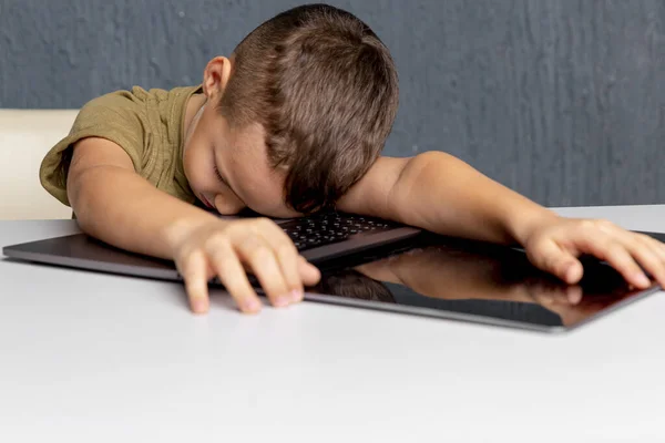 Vermoeide droevige jongen die thuis online studeert op de laptop. Concept afstandsonderwijs op quarantainetijd. — Stockfoto