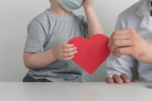 Dokter met een kinderhart. Preventie van ziekten. — Stockfoto