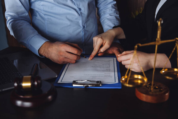 Руки жены, мужа, подписывающего указ о разводе, расторжении брака, расторжении брака, документы о разводе, подаче документов о разводе или брачном договоре, подготовленном адвокатом. Обручальное кольцо