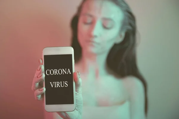 Karantina ve uyarı, dikkat, salgın alarmı mobil ve akıllı saat cihazları. Coronavirus COVID-19 'un yayılmasını önlemek için evde kal. Küresel Covid salgını - 19 önleme — Stok fotoğraf