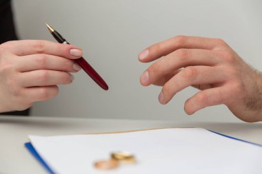 Evlilik öncesi anlaşma konsepti. Kadın ve erkek noter belgelerini birlikte imzalıyorlar..