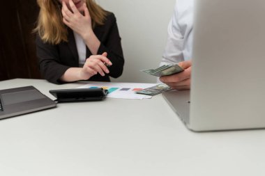 Ofiste para saymak. Dizüstü bilgisayarda ve hesap makinesinde profesyonel hesap.