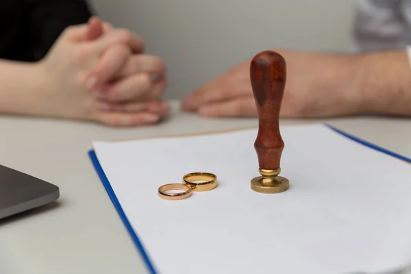 Divórcio em processo. Documento de assinatura de homem e mulher. Anéis de casamento na mesa . — Fotografia de Stock