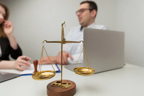 Scheidung im Gange. Frau und Mann unterzeichnen Dokument. Eheringe auf dem Tisch. — Stockfoto