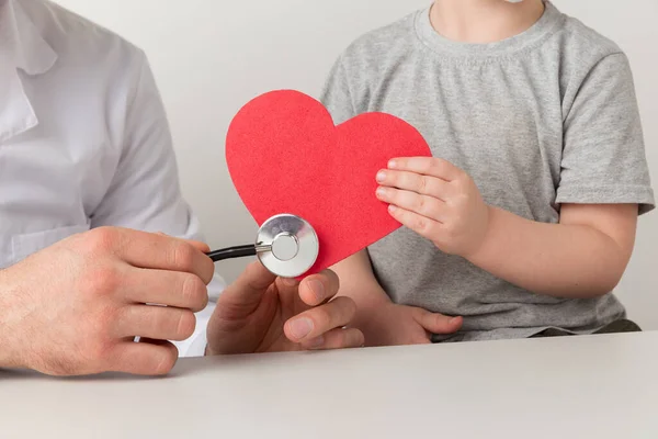 Man en kind luisteren naar het hart door stethoscoop. Steun uw gezondheidsconcept. — Stockfoto