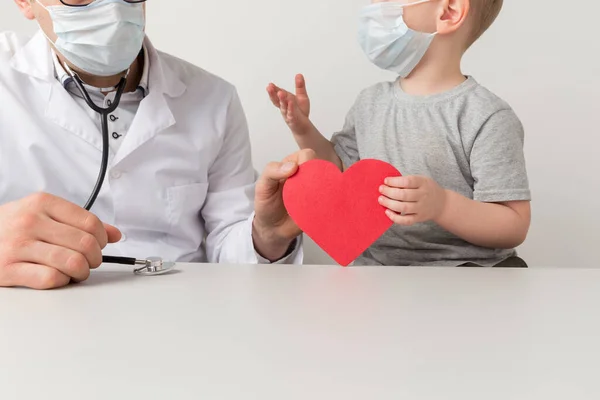 Dokter met een kinderhart. Preventie van ziekten. — Stockfoto