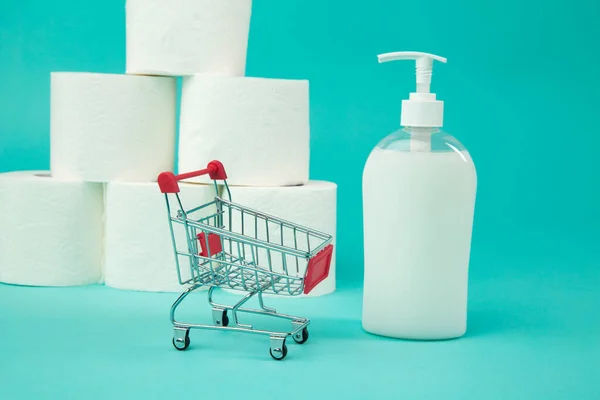 Accumulo di carta igienica in preda al panico. Comprare cose al momento della quarantena . — Foto Stock