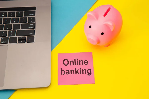 Розовая купюра с сообщением, для концепций онлайн или интернет-банкинга — стоковое фото