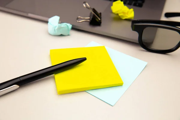 Posto di lavoro casa creativa con penna nera, occhiali e nota adesiva gialla, posto per il testo. Lavoro dal concetto di casa — Foto Stock