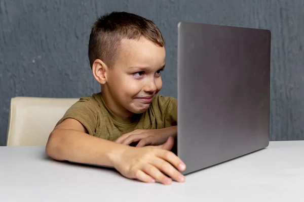 Menino perturbado sentado e estudando no computador on-line no momento da quarentena . — Fotografia de Stock