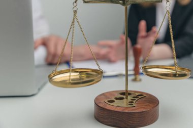 Avukat danışmanlığı ve yardım konsepti. İnsanlar yasal anlaşmalarla konuşuyor..