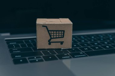 Dizüstü bilgisayar ve küçük araba beyaz arka plan üzerinde. Internet alışveriş kavramı