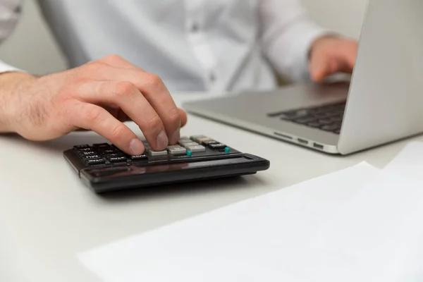 Boekhouding in functie. Werken met laptop, calculator en graphics. — Stockfoto