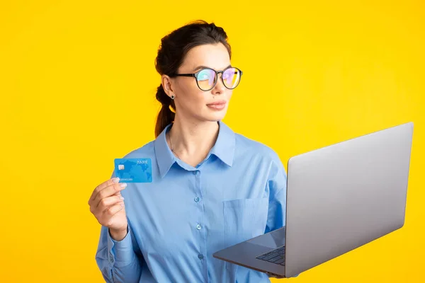 Bizneswoman w ubrania biurowe i okulary dokonywania zakupów online. — Zdjęcie stockowe
