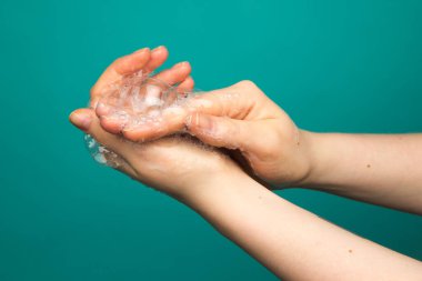 Koronavirüsü önleme. El yıkayan kişiye yakın çekim izole edilmiş. Temizlik ve vücut bakımı kavramı