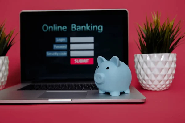 Концепция банковских платежей онлайн. Голубая копилка на ноутбуке . — стоковое фото