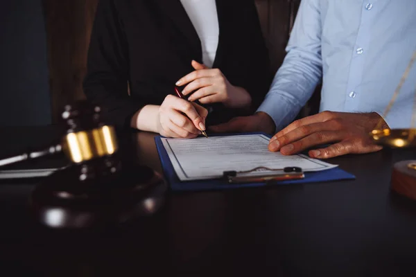 Uomo d'affari e avvocato maschio o giudice consultano avendo riunione di squadra con il cliente, Legge e concetto di servizi legali . — Foto Stock