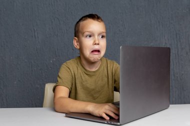 Evde dizüstü bilgisayarla ders çalışmaktan yorgun düşmüş. Karantina zamanında uzaklık öğrenme kavramı.