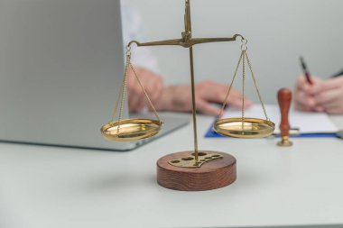 Ofiste yasal toplantı. Erkek ve kadın konuşuyor..